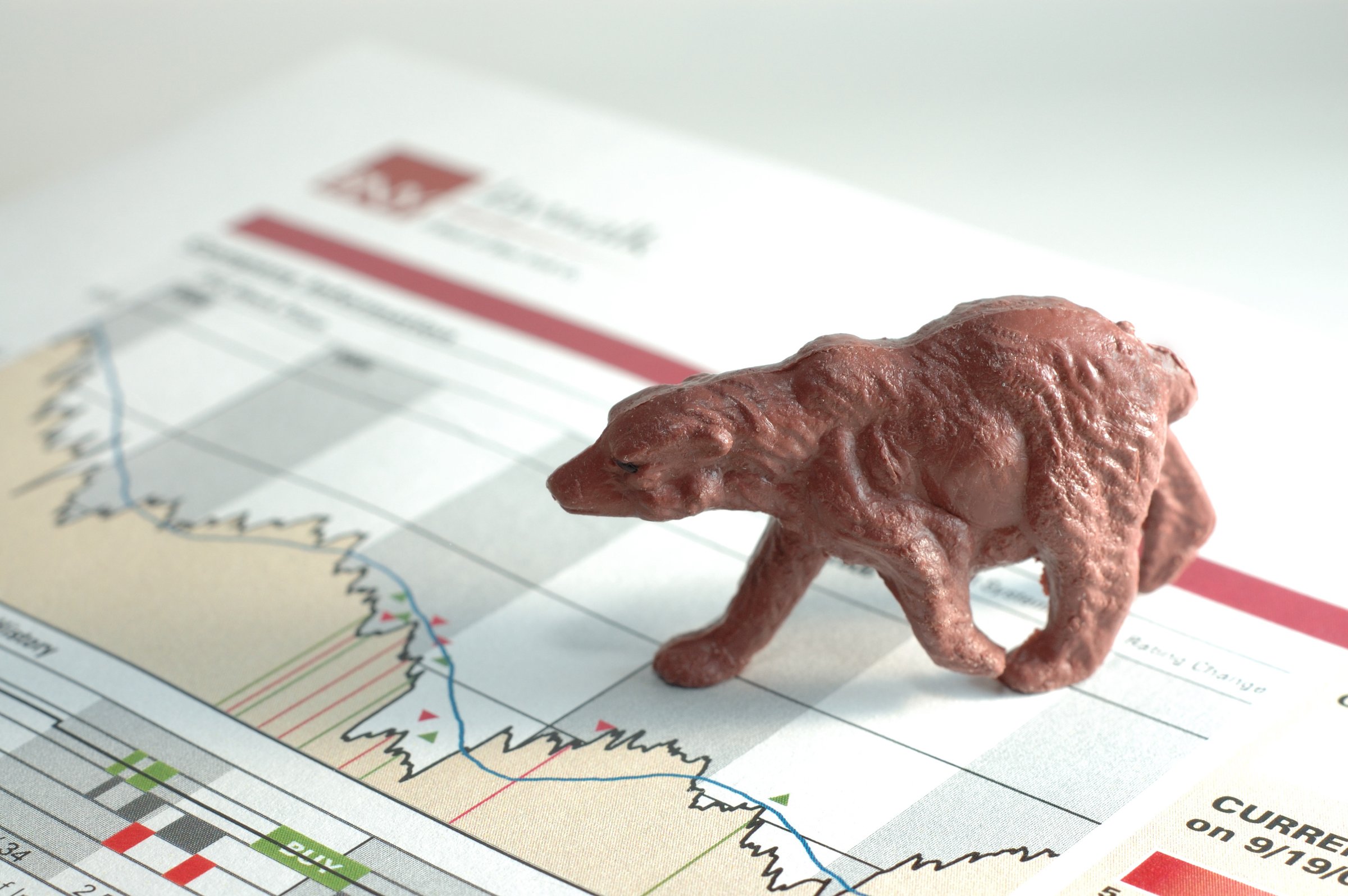 Düşen borsa grafiği üzerinde ayı figürü