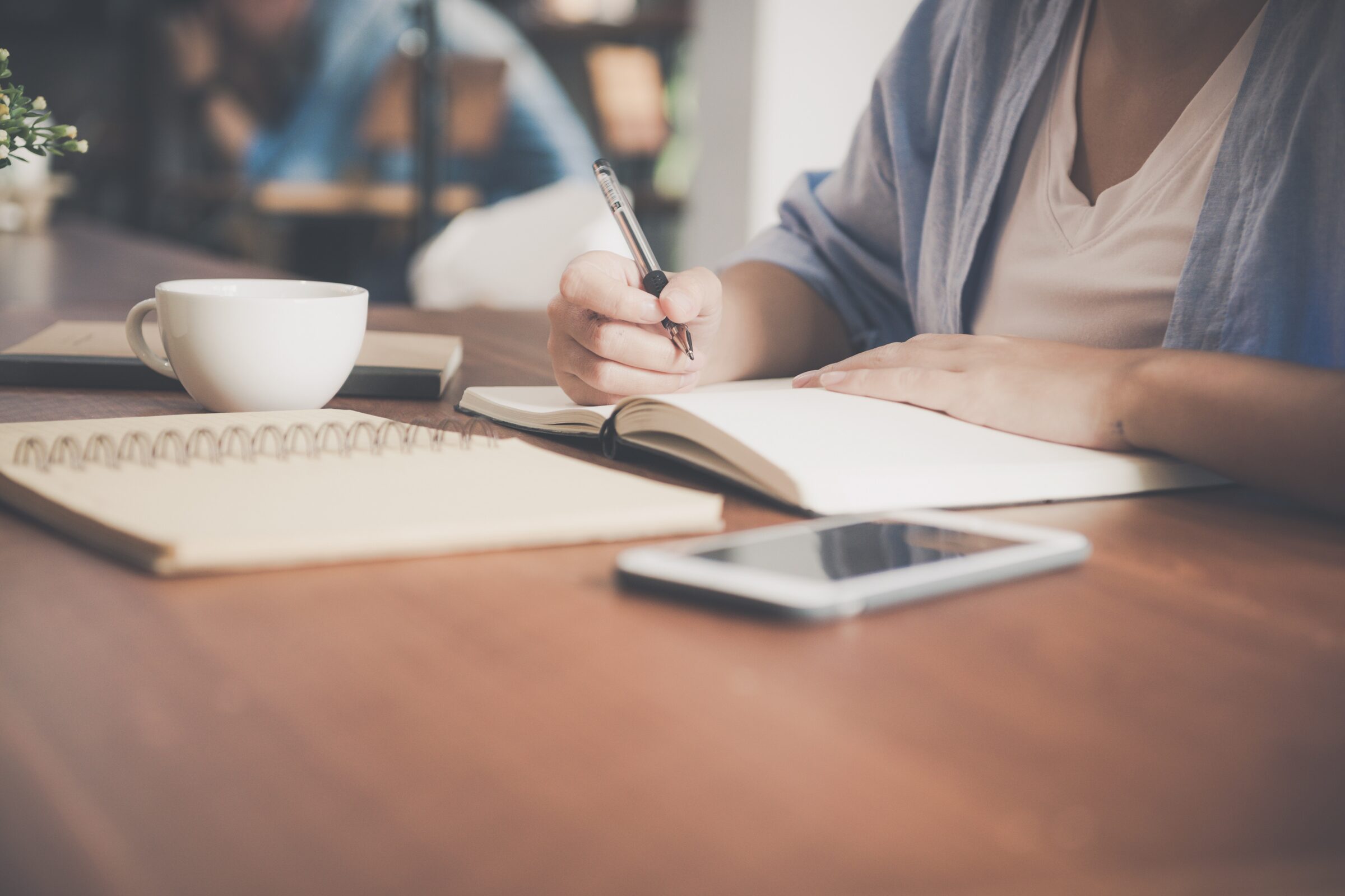 Defter, kalem ve kahve fincanı